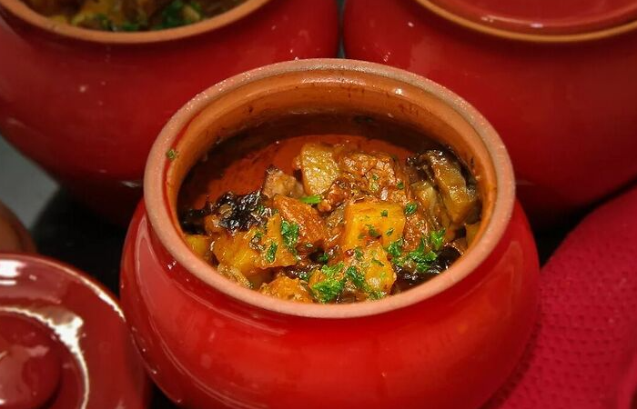 Жаркое в горшочке по‑семейному