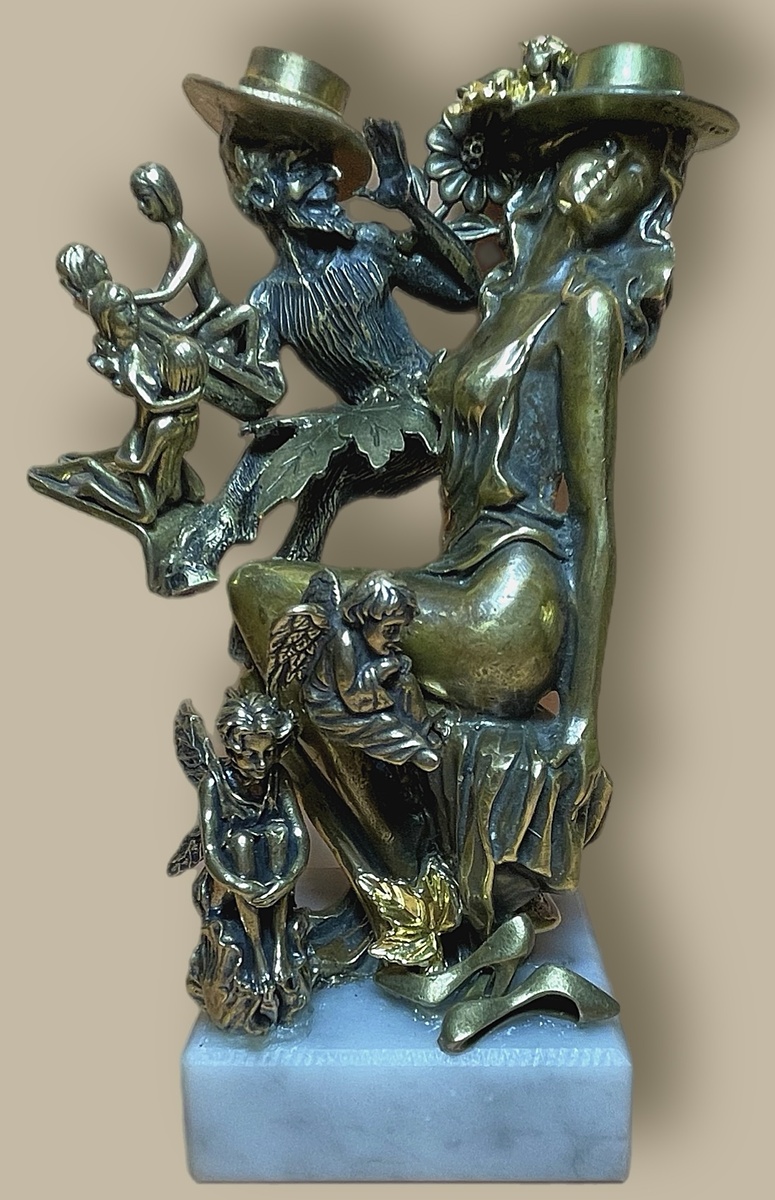 Скульптурная композиция. Высота 15 см. Фигуры и элементы – бронза, латунь. Постамент – мрамор.