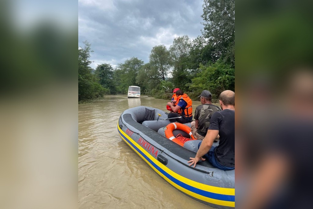    Фото © VK / Министерство ГО и ЧС КК / Автобус рухнул с моста в вышедшую из берегов реку на Кубани
