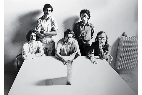 Источник: https://www.interior.ru/education/predmeti/6695-100-let-dizajna-stol-superstudio-simvol-70-kh.html