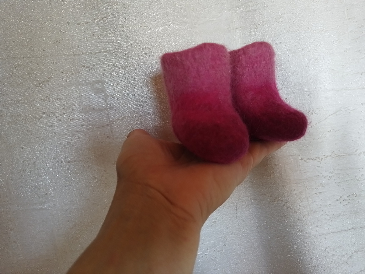 вот такие валеночки получились. Их можно расшить бисером и тесьмой и они станут замечательными сувенирами. (фото автора)