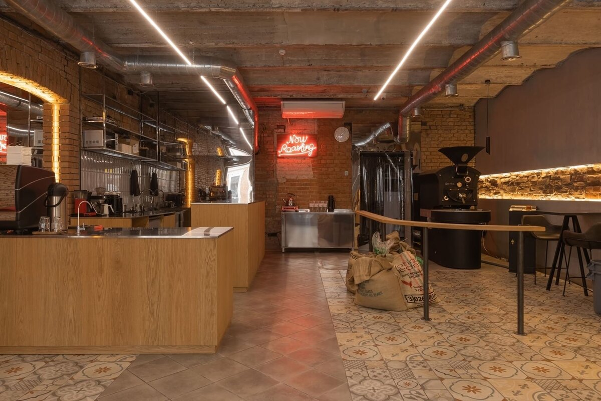 Сюда можно прийти поработать за чашкой кофе. Фото: Estafette Coffee