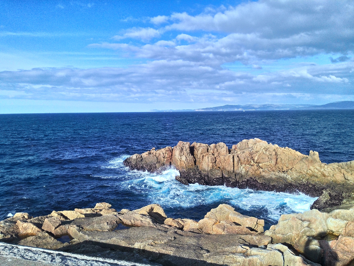 Впервые в жизни человек, выросший в средней полосе России, живущий в городе и просыпающийся с видом на окна соседних домов увидел это. Мне никогда не забыть этот цвет и тот момент когда со скал возле Башни Геркулеса в Корунье я впервые увидела океан.