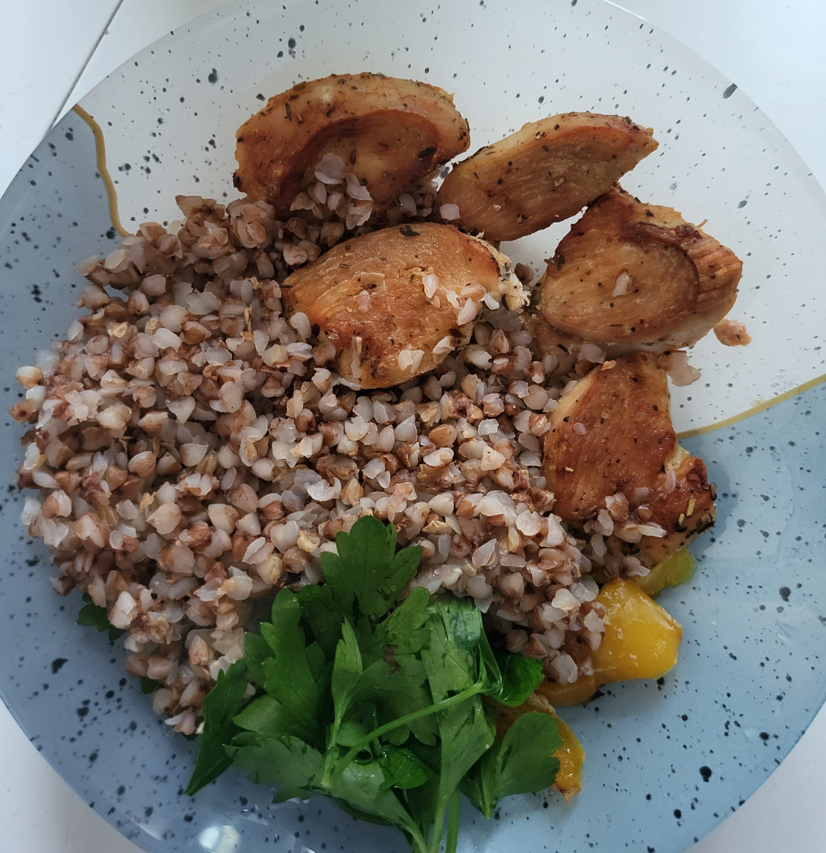 Курица с овощами, гречкой и петрушкой