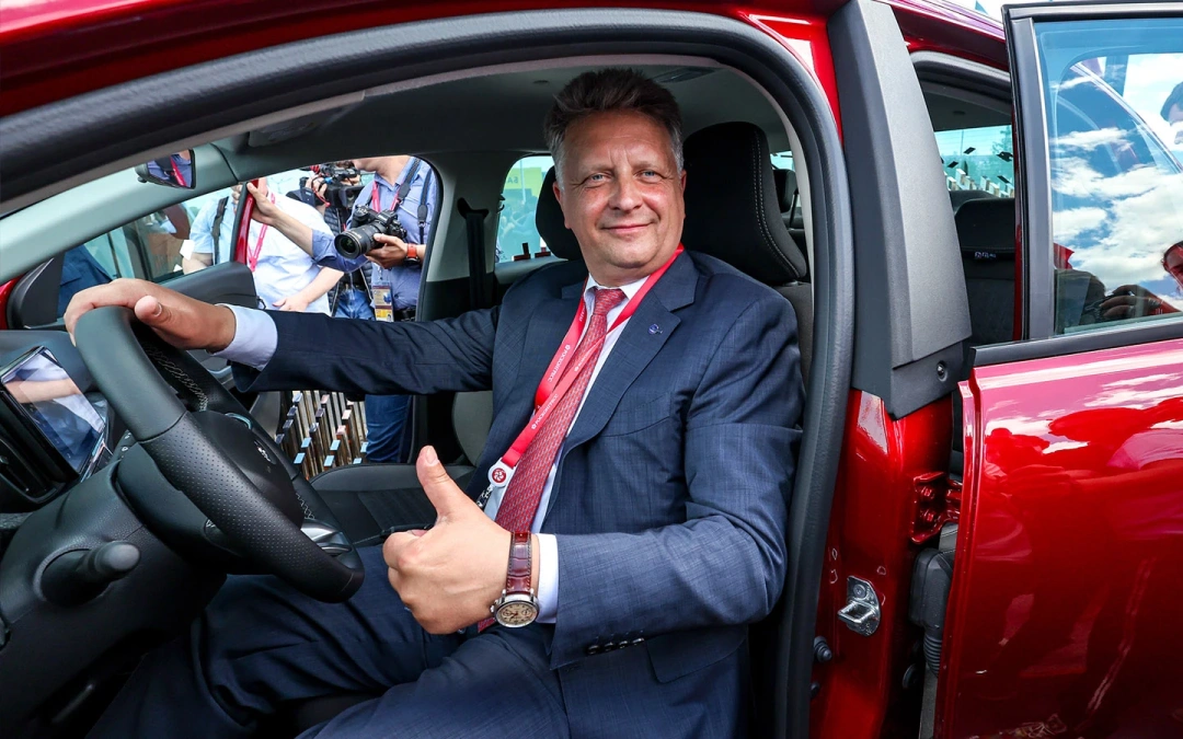 Руководители АвтоВАЗа передвигаются исключительно на Lada. Источник иллюстрации - Яндекс.Картинки