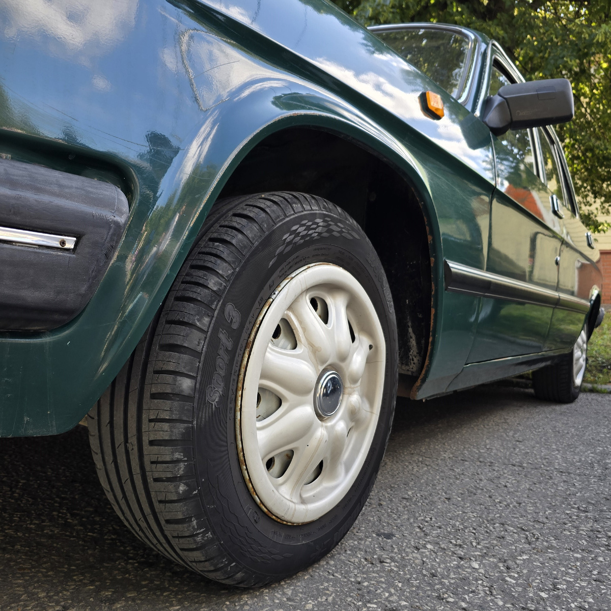 На автомобиле сохранились заводские колпаки колёсных дисков.