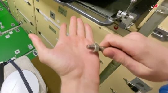     Красноярский космонавт показал, чем развлекается в невесомости в свободное время