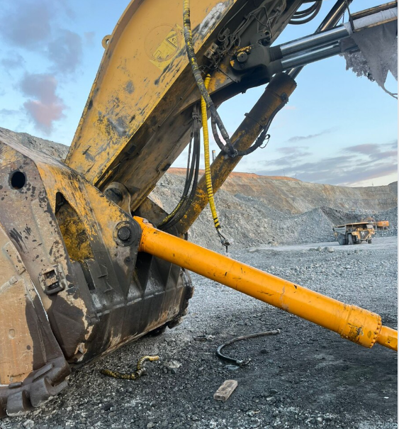 Фото читателя "Юрий Стрелец". В карьере. Новый цилиндр, и бесхозный гидравлический шланг.