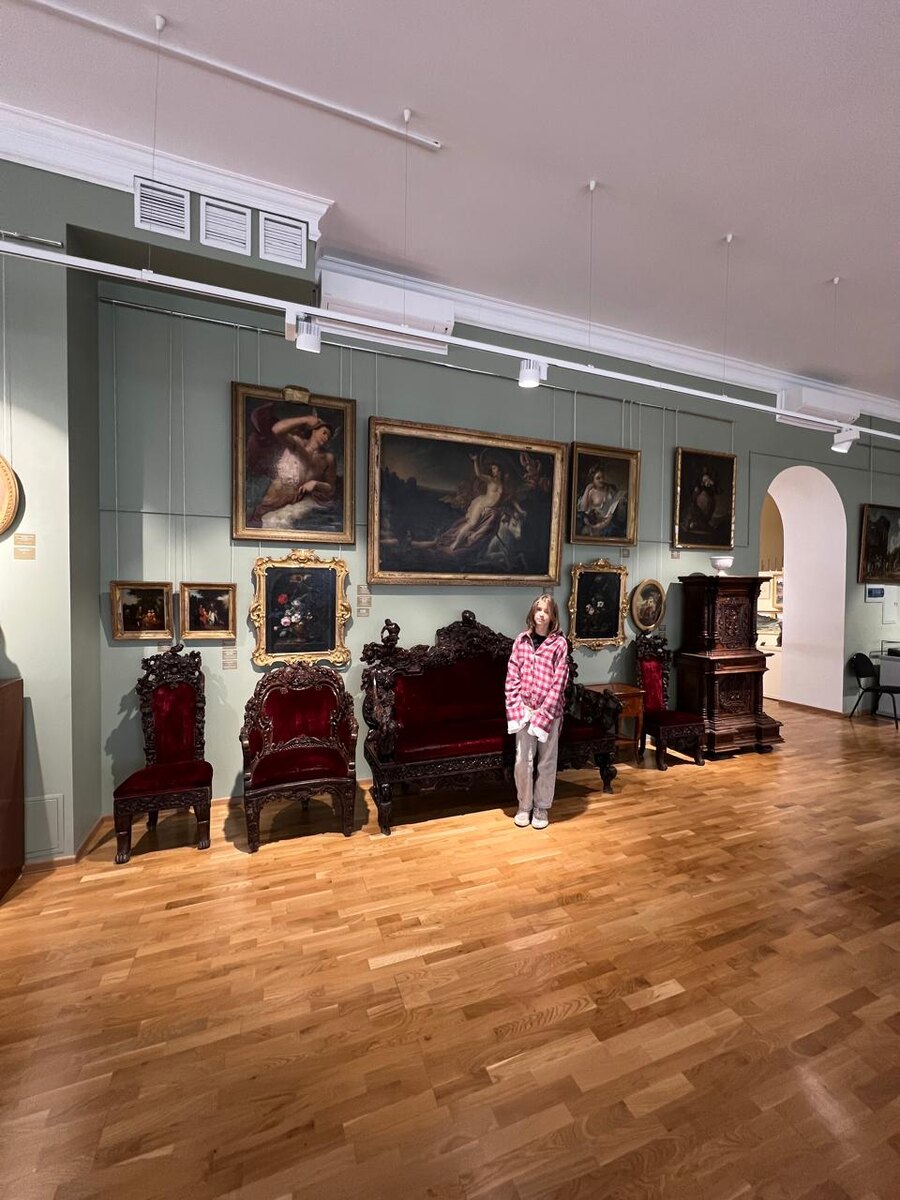 Жалко присесть нельзя)