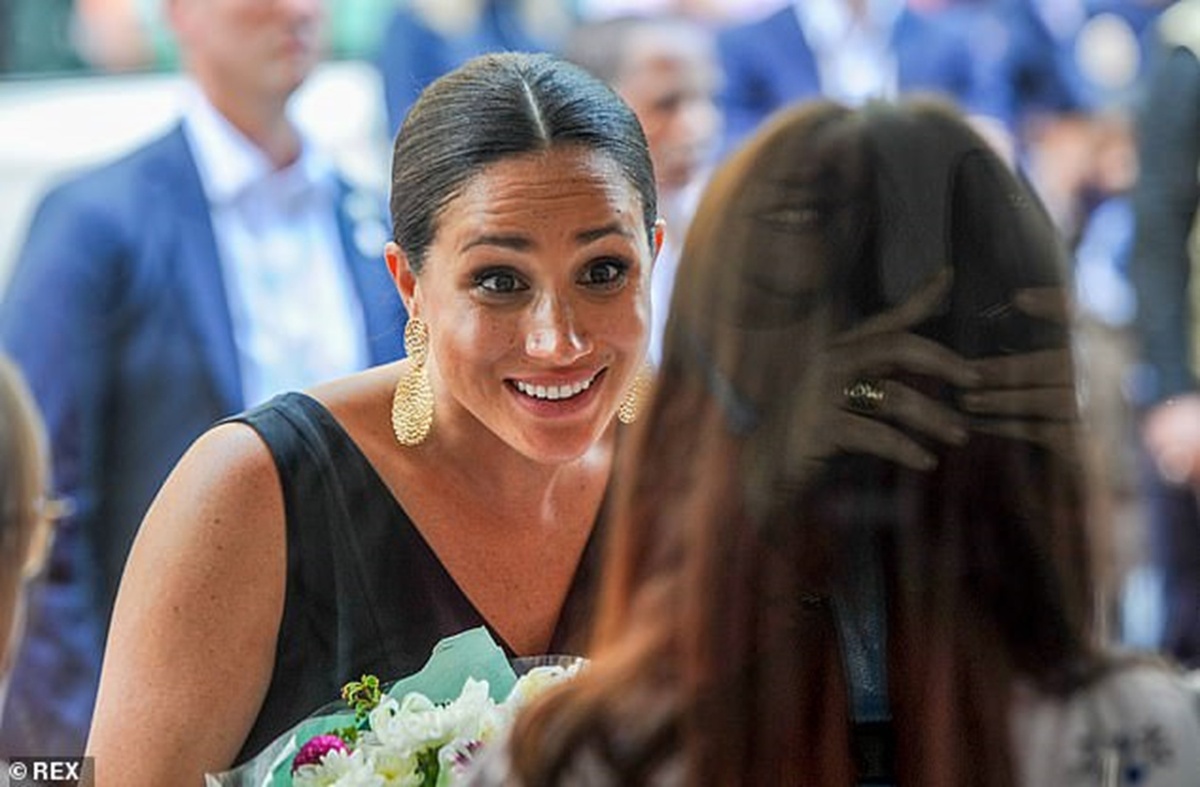 Меган Маркл во время королевского тура по Южной Африке. По словам автора Валентайн Лоу, королевский помощник Сэм Коэн предложил им пообщаться с британскими журналистами.