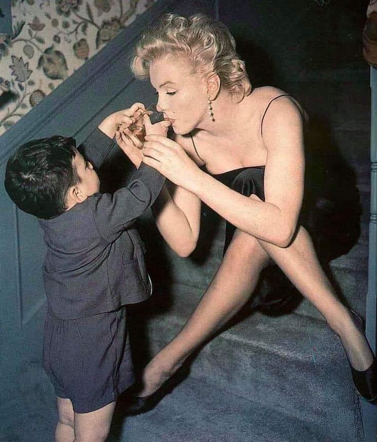 Монро с каким-то малышом: детей ей очень хотелось, но "ребенку" ребенка зачать не дали