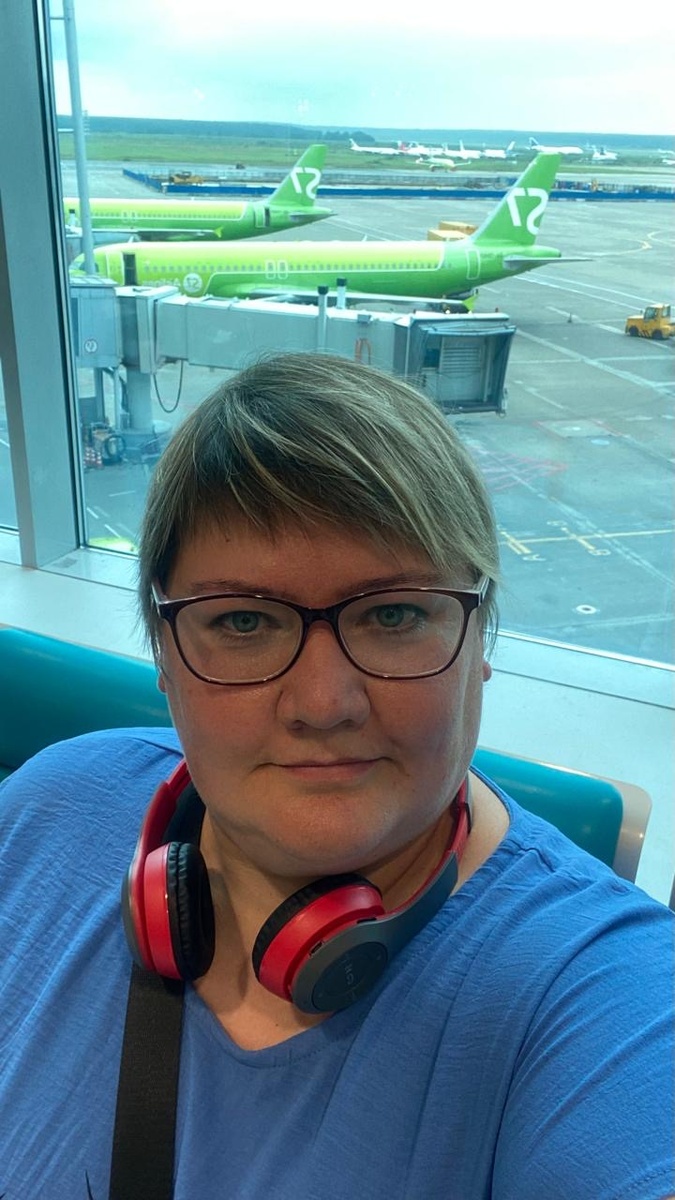 Таня на фоне самолетов