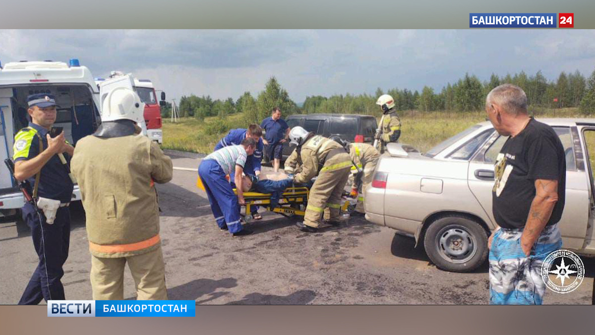    Водителя зажало в салоне после массового ДТП на трассе в Башкирии