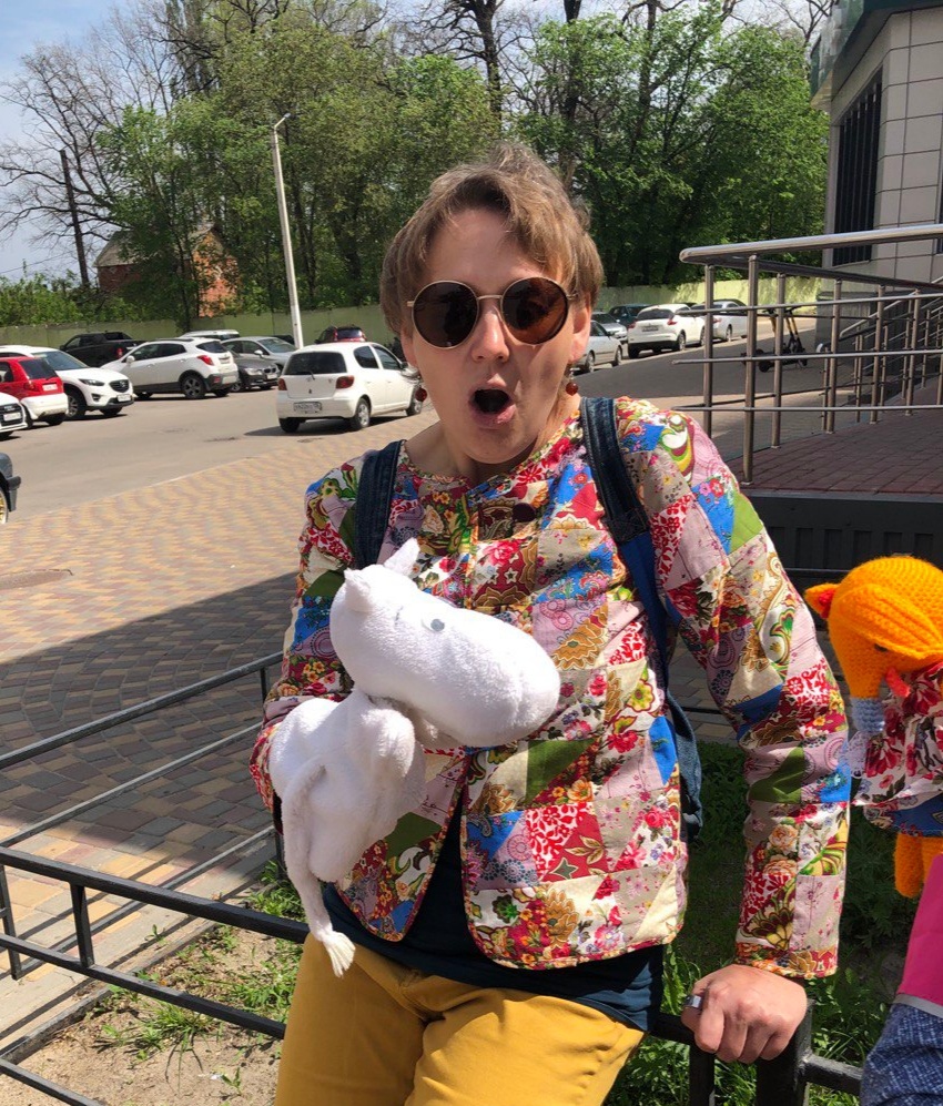 Я играю с игрушкой Мумми-Троллем