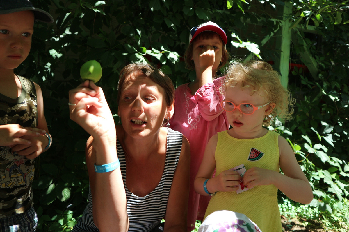 Если игрушки нет, то "заговорить" с ребенком может даже валяющееся под ногами яблоко или даже камешек