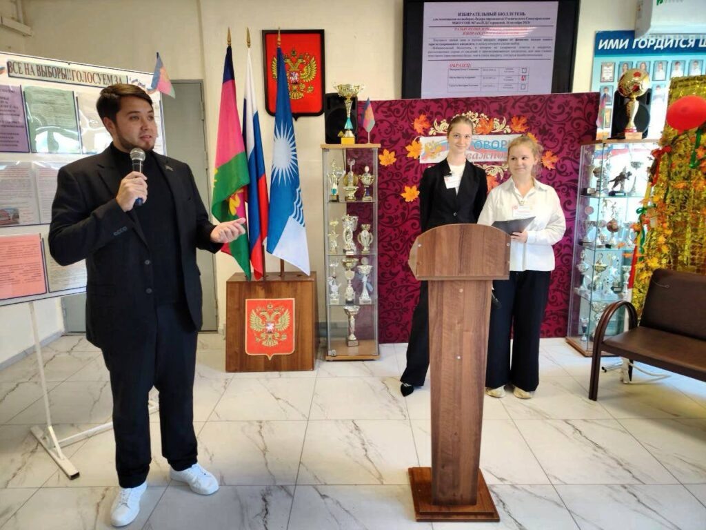    Александр Алексеев в гостях у школы №7 с.Кабардинка