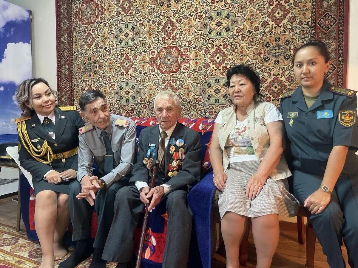    Военнослужащие в Алма-Ате торжественно поздравили со 100-летием ветерана Великой Отечественной войны Владимира Белозерова© Фото : пресс-служба Минобороны Казахстана