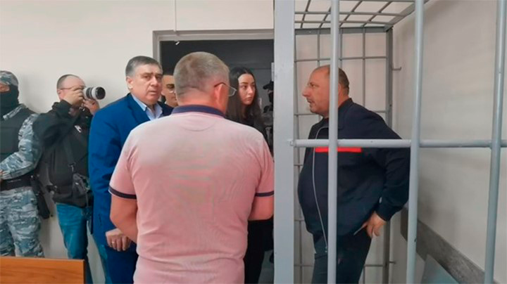    Шахин Шыхлински (слева) лично пришёл поддержать Сафарова в суде. Фото: Царьград.