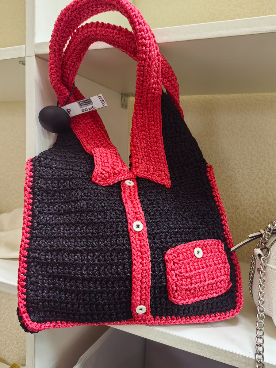 Чудо чУдное (или чуднОе - оба ударения подходят), диво дивное: сумочка хэндмэйд. Если ваша фамилия Еб@нько, а стиль "гоородская сумасшедшая", то очень даже... А уж за минусом 40% вообще надо брать, не раздумывая. 