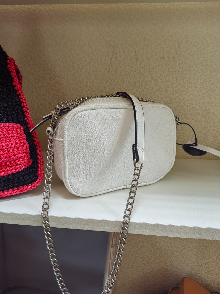 Рядом с Еба... пардон, с чёрно-красным самовязом, не такая затейливая, зато базовая кросс-боди. В новом состоянии. 