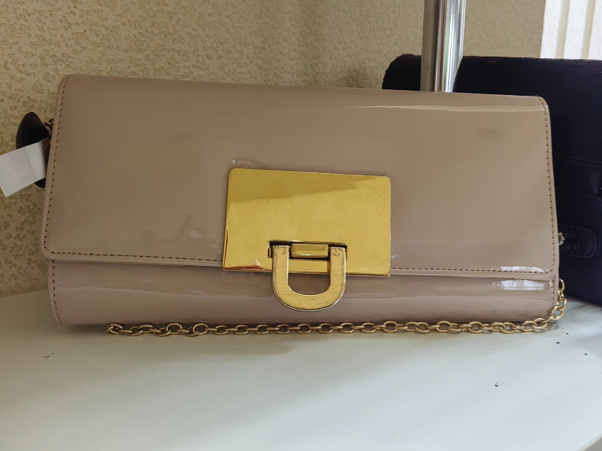 Лаковый клатч цвета пудры. Немного поюзан. Зато вместителен. Не то что некоторые театральные сумочки: телефон положила - для помады уже места нет. 