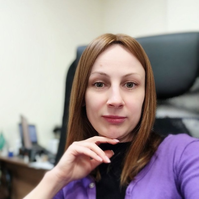 Привет, друзья! 👋 
Сегодня поговорим о психотерапии. Что такое психотерапия? Зачем она нужна?  🤔                                                                                   

Психотерапия – это, по сути, разговорный метод лечения, направленный на решение эмоциональных и психологических проблем. Это как задушевный разговор с опытным и квалифицированным человеком, который помогает вам разобраться в себе, своих чувствах, мыслях и поведении. В процессе психотерапии вы вместе с терапевтом исследуете свои мысли, чувства и поведение, выявляете негативные паттерны и ищете способы их изменить. Это может включать работу с прошлым опытом, разрешение текущих конфликтов, развитие навыков саморегуляции и построение более здоровых отношений.                                                     
Психолог выступает в роли зеркала, отражающего наши мысли и чувства, помогая нам лучше понять себя и свои реакции.                                                                                                            
Важно понимать, что психотерапия – это не волшебная таблетка.                                      
Не бойтесь задавать вопросы и искать подходящего специалиста. Важно найти психолога, с которым вам будет комфортно и безопасно делиться своими переживаниями. 
А вы когда-нибудь задумывались о психотерапии? 