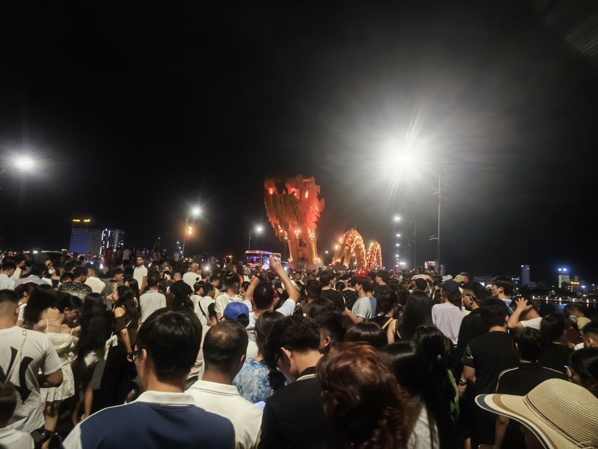 Толпа на шоу у моста дракона