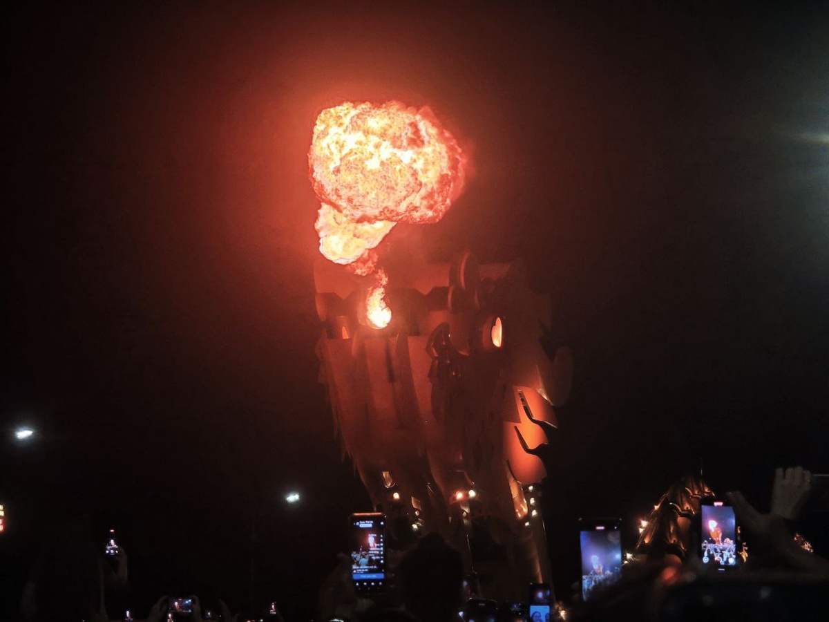 Огонь на шоу дракона