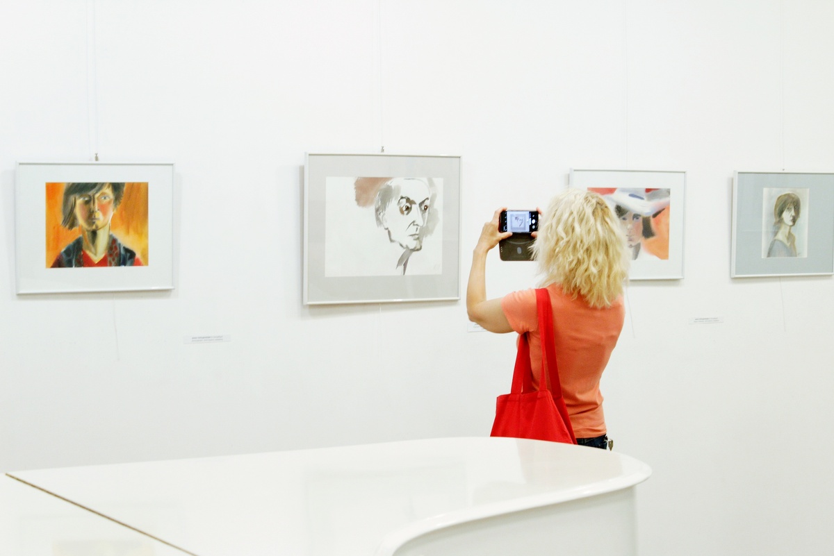    Выставка семьи художников открылась в Петрозаводске (0+)группа ВКонтакте "Анна Терещенкова Олег Тихомиров. Акварель"