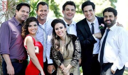 Фото со съёмок. Карлиту посередине. Фото с интернета. 