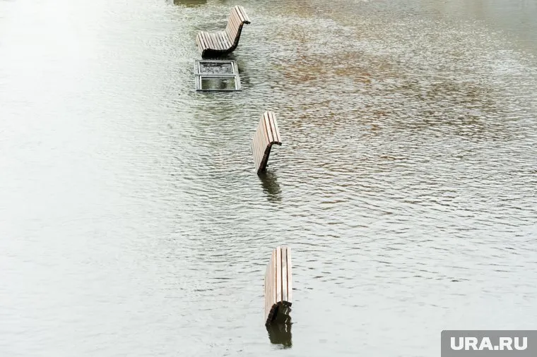  В регионе из-за непогоды поднялся уровень воды в реках, что привело к наводнениям (архивное фото)
Фото: Вадим Ахметов © URA.RU
