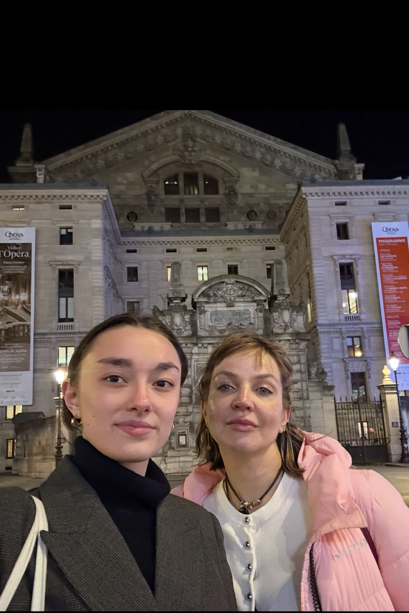 Мы в Париже, от макияжа практически ничего не осталось.