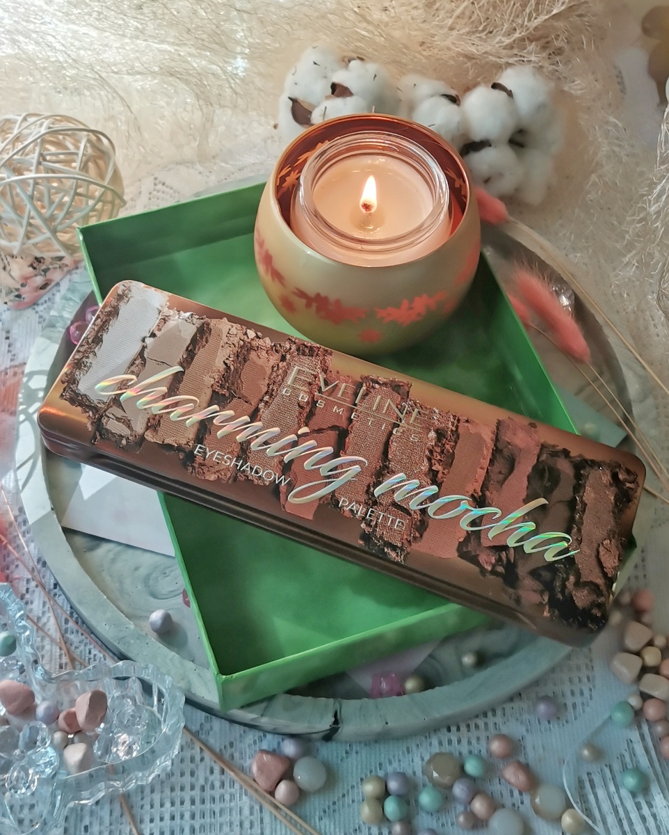 Палетка теней от бренда "Eveline" 