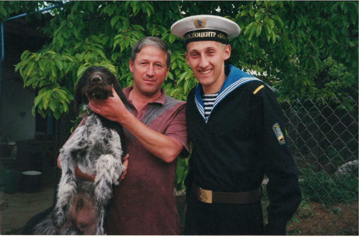 Автор (ныне старпер, но все же подполковник, уже даже не запаса, России) со старшим сыном Павликом и нашим любимым собаком, подчеркиваю,  немецким дратхааром Дан Греем!     Правда, было это не вчера... И он, сын, служил, о, ужас, в инфоцентре ВСУ Черноморского флота... За год дослужился от матроса до старшины 1-й статьи! У "дружественной" тогда Украины была на тот день одна! подлодка "Запорожье", которая, б...ь, утонула прямо на пирсе, не выйдя в Черное море... Аккумуляторов не насобирали слуги Кучмы!
