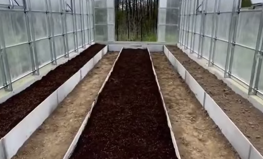 Грядка в теплице из шифера