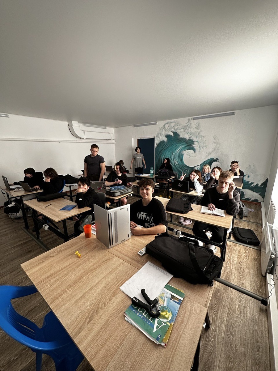 Учебный класс школы перевоспитания подростков "Академия Будущего"