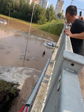    Люди вынуждены ходить по пояс в воде. Фото: АиФ-Казань