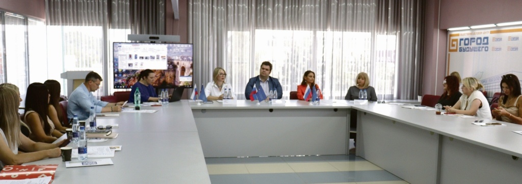    Участники стратегической сессии обсудили перспективы развития креативных индустрий в Шахтах. admin