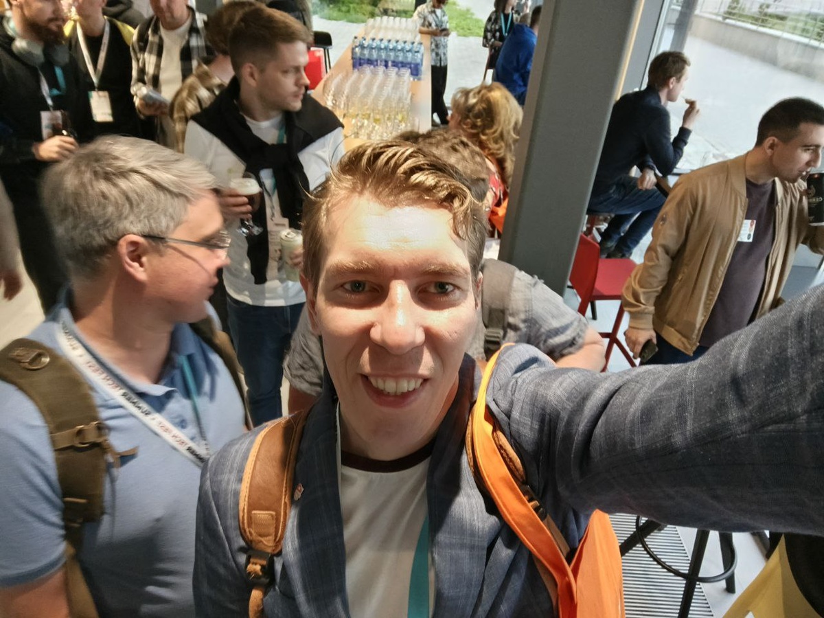 Вы только посмотрите какой крутяк - я тусуюсь среди себе подобных! И это оффлайн! Без переписки в Интернете!!! Конец вечера - на заднем фоне видно вино!