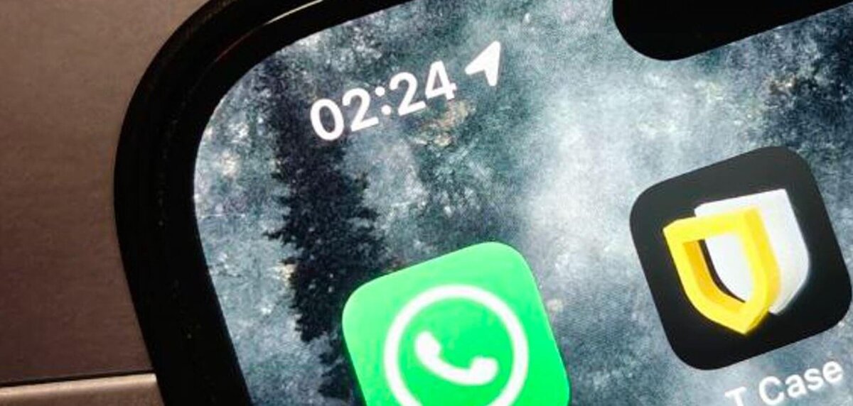    Разбираемся, что значит стрелка возле часов на iPhone