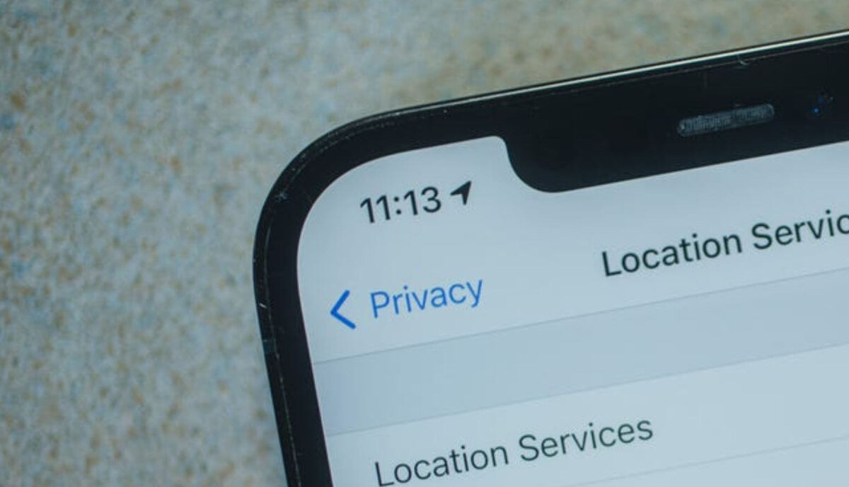    Черная стрелочка означает, что приложение на Айфоне в данный момент использует доступ к геолокации