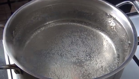 
Шаг 1. Ставим воду на огонь, солим и доводим до кипения.