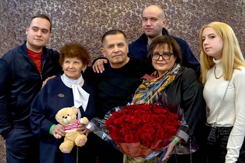    Николай Расторгуев с матерью, сестрой, сыновьями и внучкой (Павел — в верхнем ряду). Фото: соцсети