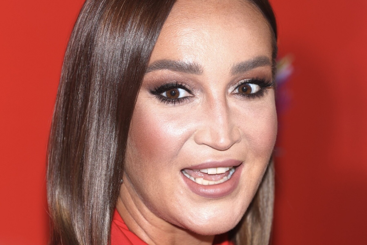     «Лучшие мои!»: Ольга Бузова эмоционально обратилась к моделям, отшившим Дмитрия Тарасова