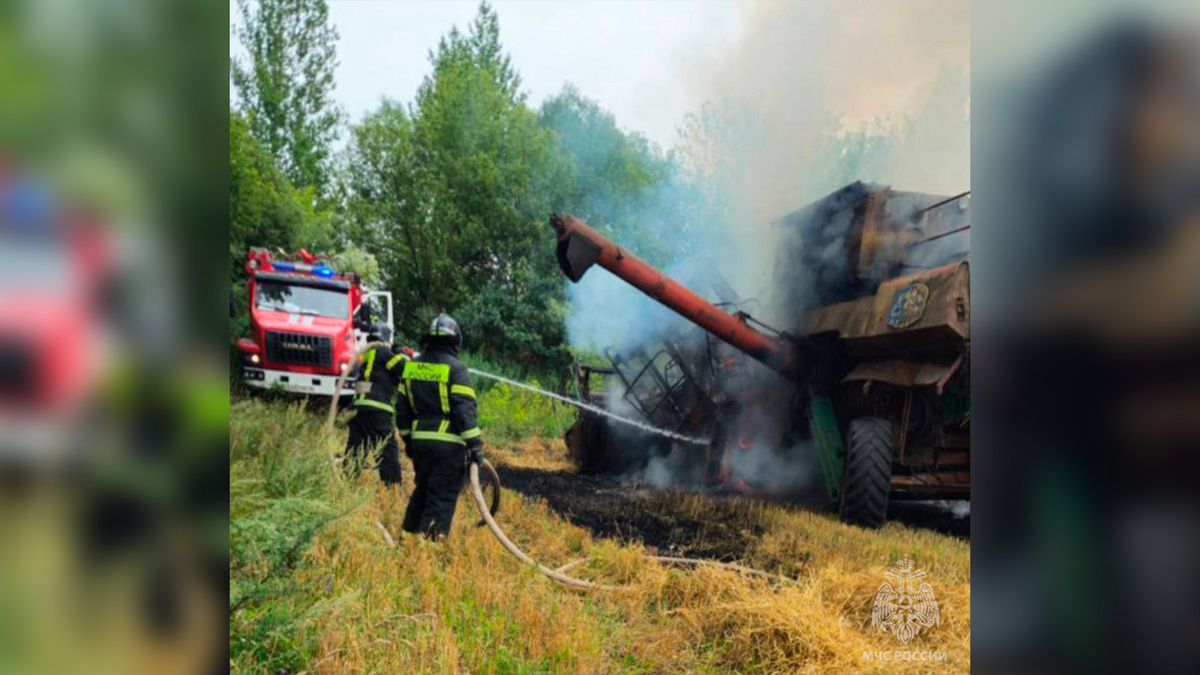    В Мантуровском районе Курской области прямо на поле сгорел комбайн