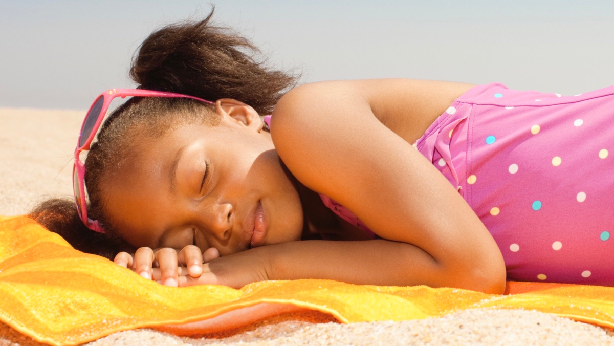 От скрытых нагрузок до усталости, вызванной жарой, — на пляже ваше тело работает интенсивнее, чем вы думаете, даже когда вы просто лежите неподвижно.