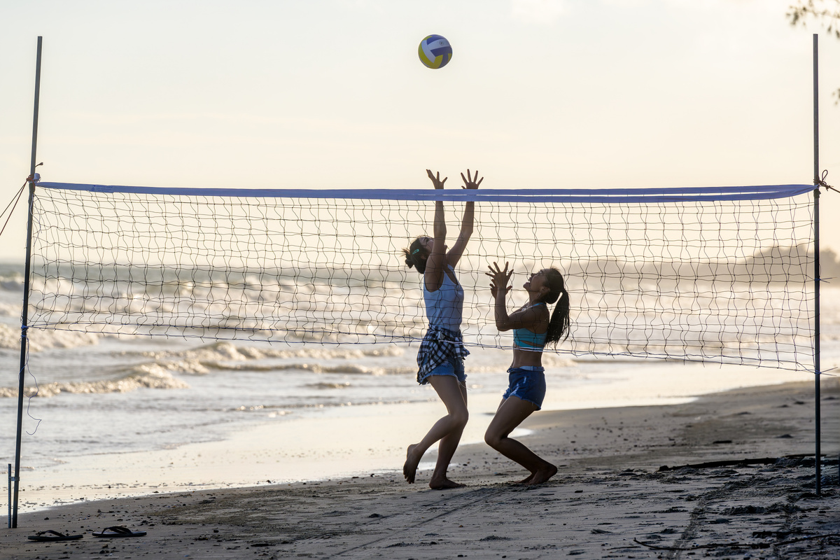 Всего за 10 минут игры в пляжный волейбол можно сжечь 80 калорий — доказательство того, что игры на песке могут быть очень интенсивными. Изображение:
Патчарипорн Сакулчай / Getty Images Патчарипорн Сакулчай