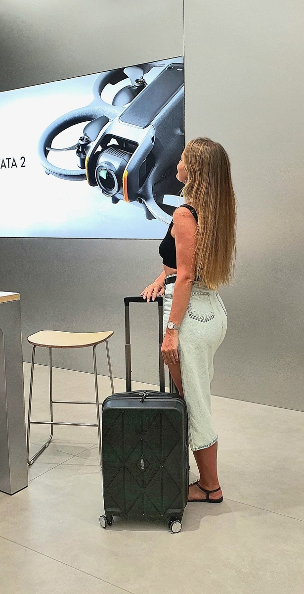 Мой новый друг в этом году от бессменного фаворита - American Tourister. Предыдущий был со мной во всех моих поездках с 2018-го. И он жив и цел, просто уже весь в царапинах...