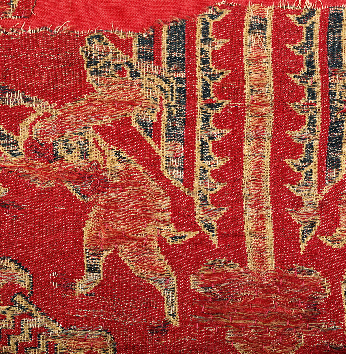 Фрагмент из шелкового плаща, окрашенного кермесом
Этот фрагмент представляет собой непростую находку. Он происходит из роскошного плаща, изготовленного из испано-морескового бархата. Этот плащ, датируемый средними веками и ранним современным периодом, использовался в Тюире (Руссильон) для украшения почитаемой чудотворной статуи Девы Марии. Красный краситель кермес, известный своей стойкостью, прекрасно сохранился.
XI век, Тюир, Пиренеи-Восточные, Франция, Нотр-Дам, Казначейство.
