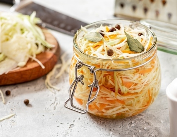 Как быстро заквасить капусту — рецепт, который хвалят даже прихотливые кулинары